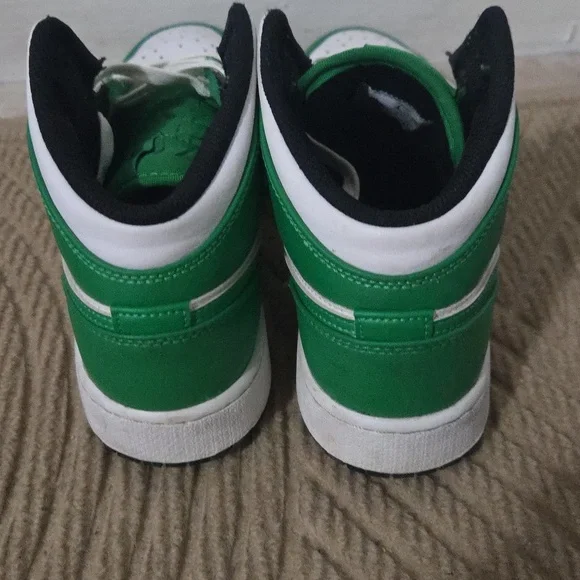 Kids Air Jordan Sneakers Size 5Y - Picture 3 of 6